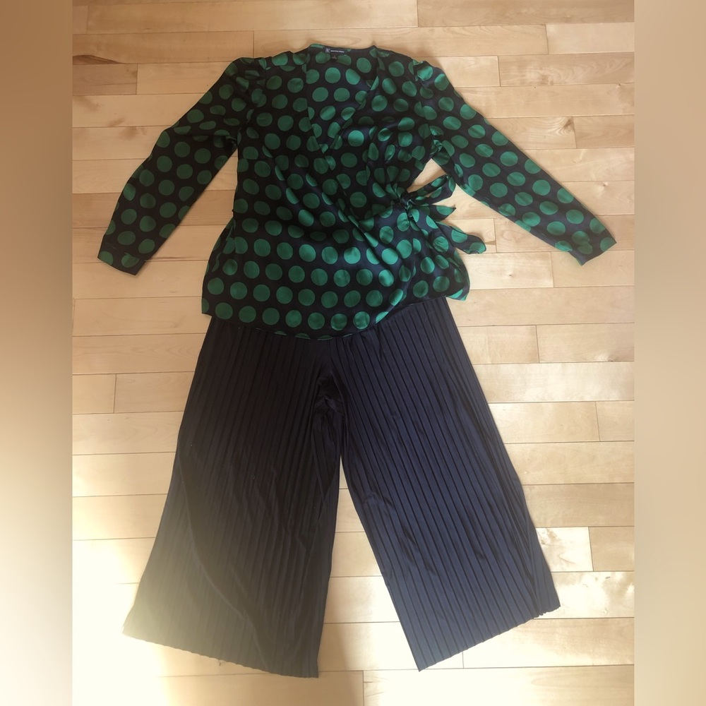 New pleated elastic short pants.